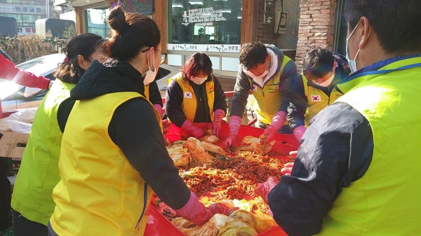 단미로타리클럽 회원들이 김장김치로 담그고 있다.