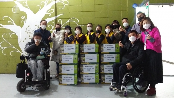 김장김치를 전달하며 기념사진을 찍고 있다.