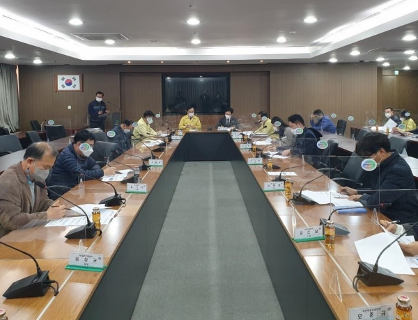 박상돈 천안시장이 지난 21일 시청 상황실에서 산업단지 코로나19 대응 2차 회의를 주재하고 있다.