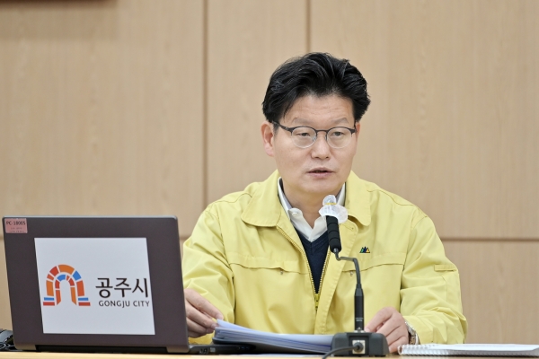 23일 시청 대백제실에서 열린 주간업무보고회 주재하고 있는 김정섭 시장