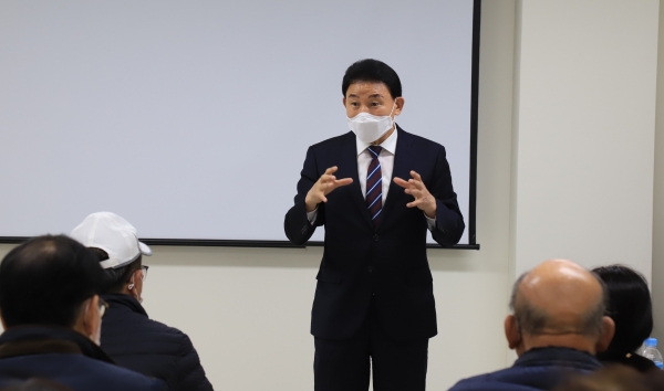 대전노인회 중구지회에서 안전교육중인 중구 박용갑 청장