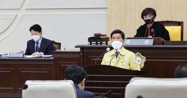 황인호 동구청장(가운데 발언대)이 제254회 정례회의에서 2021년 시정연설을 하고 있다.