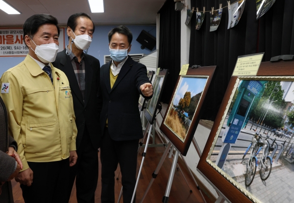 황인호 동구청장(왼쪽 첫번째)이 마을사진전을 둘러보는 모습