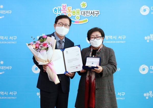 2020년 자치분권 어워드 시상식에서 수상한 장종태 구청장