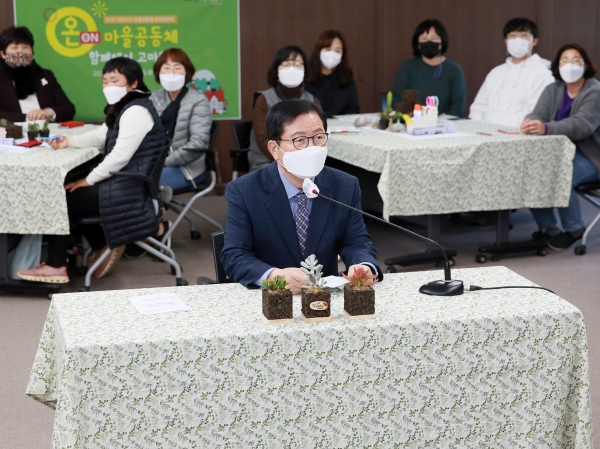 24일 53개 공동체가 온라인 방식(zoom)으로 참여한 가운데 ‘2020 마을공동체 활성화 공모사업’ 활동 성과공유회를 열었다.