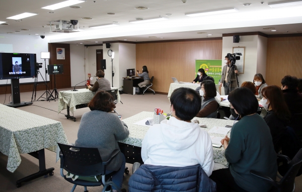 24일 53개 공동체가 온라인 방식(zoom)으로 참여한 가운데 ‘2020 마을공동체 활성화 공모사업’ 활동 성과공유회 개최