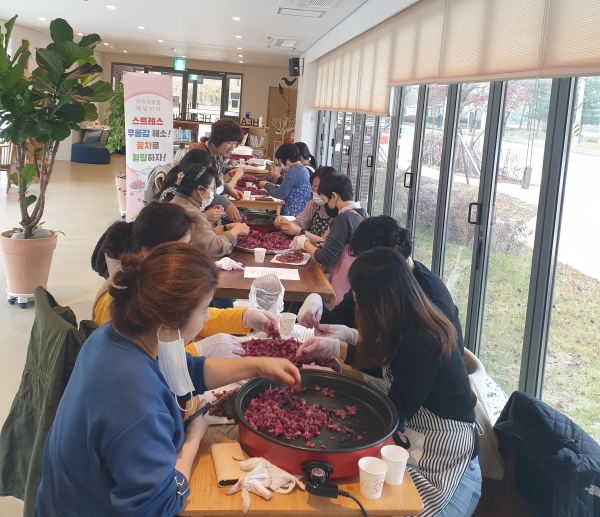 송악건강생활지원센터 힐링체험관에서 진행되는 꽃차체험 운영 사진