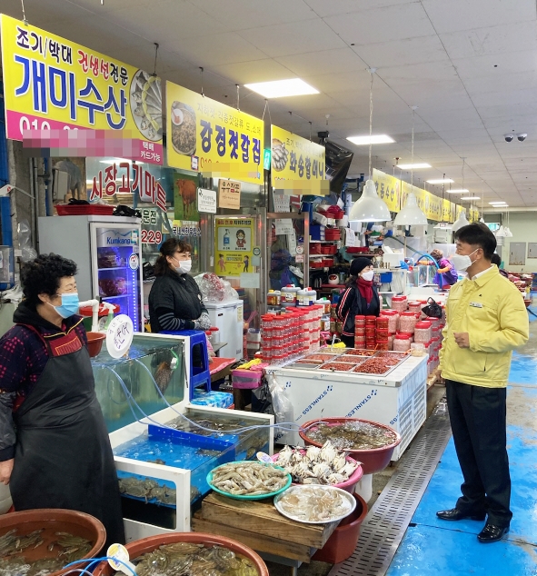이교식 서천부군수, 서천특화시장 코로나19 방역상황 점검 모습
