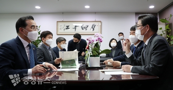 (왼쪽부터) 박홍근 예결위 여당 간사와 양승조 지사