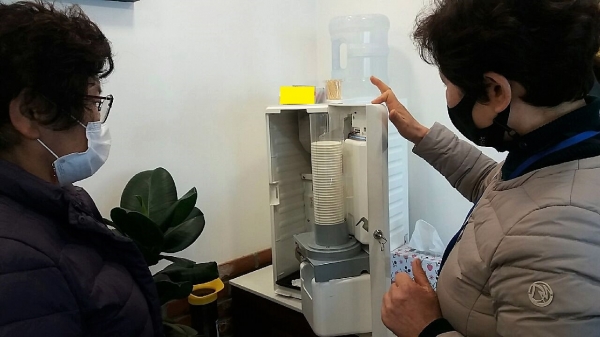 25일 중구 관내 식품자동판매기에 대해 위생점검하는 소비자식품위생감시원