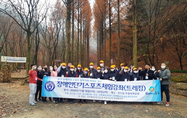 강좌 수강생 기념 촬영 모습