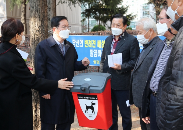 월평3동 동네마실에 나선 장종태 구청장 모습
