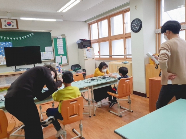 언어치료·청각재활학과 학생들이 지역의 난청 아동들을 위해 봉사활동을 펼쳤다.