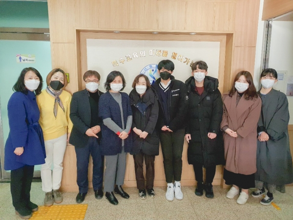 언어치료·청각재활학과 학생들이 지역의 난청 아동들을 위해 봉사활동 후 단체사진