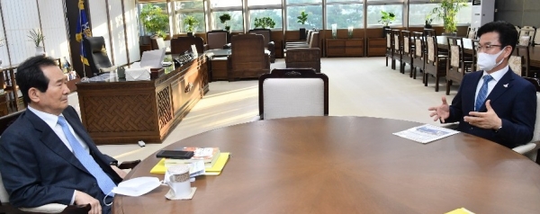 허태정 대전시장은 25일 정세균 국무총리를 만나 중소벤처기업부의 대전 존치를 위한 지원을 요청했다.