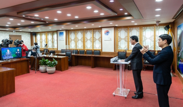 김돈곤 군수, 26일 오전 군청 상황실에서 11월 영상브리핑 개최 모습