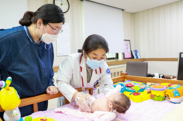 이른둥이 저체중 출생아 중부권 최초 ‘지속적 신대체 요법’ 성공 건강하게 퇴원