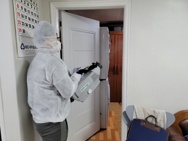 드림스타트 아동 가정을 방문해 추진한 코로나19 방역 모습