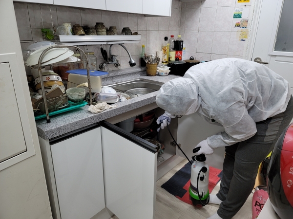 드림스타트 아동 가정을 방문해 추진한 해충방역 모습