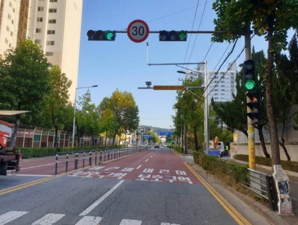 어린이보호구역 내 설치한 무인교통단속장비 설치 모습