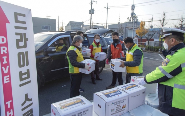 26일 구청에서 지역 내 취약계층을 위한 ‘2020 사랑의 김장 드라이브스루’ 행사
