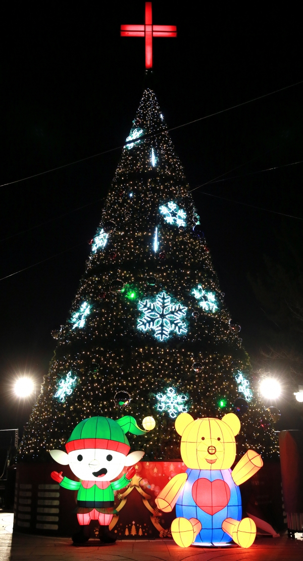 25일 크리스마스트리 축제 점등식을 개최하고 서구청 앞 보라매공원을 밝고 따뜻하게 물들였다