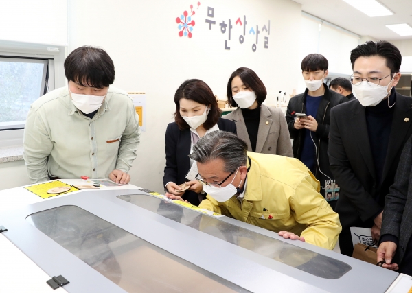 지난 25일 무한상상실 개소식에 참석한 정용래 유성구청장이 레이저 커팅기를 시연하고 있다