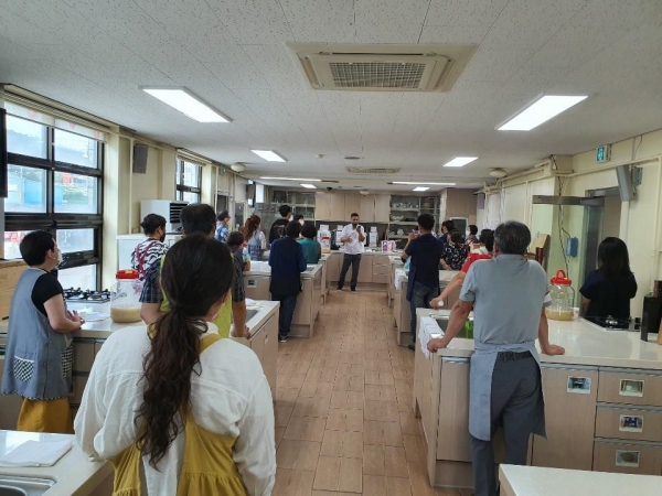 전통주 주조사 과정 교육을 실시하고 있다.