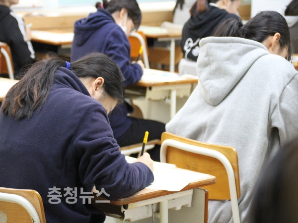 충남도교육청 2019 수능 65시험지구 3시험장에서 수험생들이 1교시 시험을 치고 있다.
