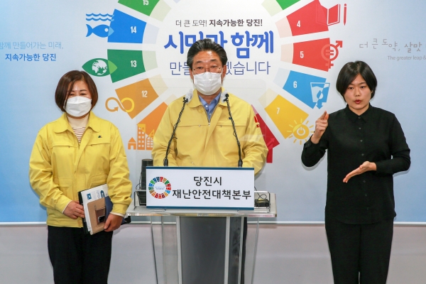 26일 오후 5시 김홍장 시장이 비대면 브리핑을 하고 있다.