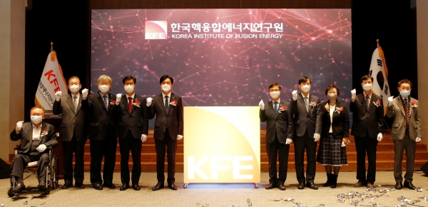 이상민 의원, 이경수 박사(전국가핵융합연구소장),노승정 교수(대학핵융합협의회), 김영식 의원,조승래 의원, 정병선 과기정통부 1차관, 유석재 원장(핵융합연), 한선화 이사장 직무대행(국가과학기술연구회), 이정원 위원장(법인설립위원회),신형식 원장(기초지원연)