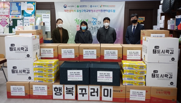 KINS 행복꾸러미 기부식. 사진 왼쪽부터 사회적경제연구원(사협) 최은남 성장전략팀장, 대전청소년교육문화센터 이해경 청소년지원단장, KINS 정현복 기획부장, 가치플러스(사협) 유인수 이사장.