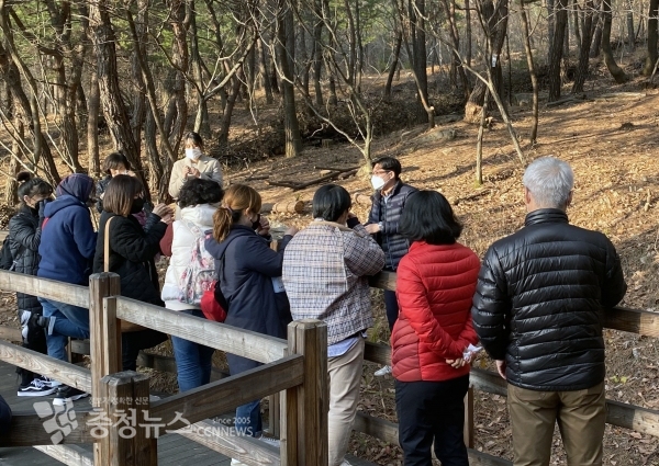 중증장애인 보호자들이 27일 대전 유성구 성북동 국립대전숲체원에서 '숲속 트레킹' 프로그램을 체험하고 있다. 이번 행사는 스트레스 해소가 절실한 장애인 자녀 보호자에게 지역사회 협력 네트워크(연결망)를 구성하는 등 지원 모델을 개발, 운영하기 위해 추진됐다. 산림청 한국산림복지진흥원 제공