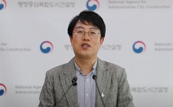 전천규 행복청 광역도로과장이 22일 브리핑을 하고 있다.