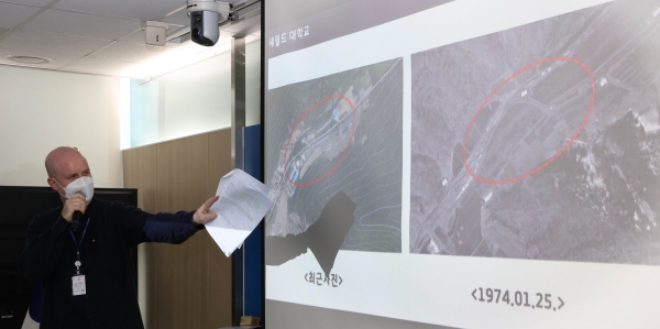 데이비드 밀러 국제보좌관이 보고 중이다.