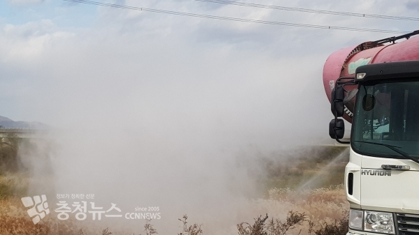 철새도래지 삽교천 일원 광역방제기 소독 장면