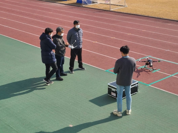 충남 공무원들 청양서 드론영상 중계시스템 점검 모습