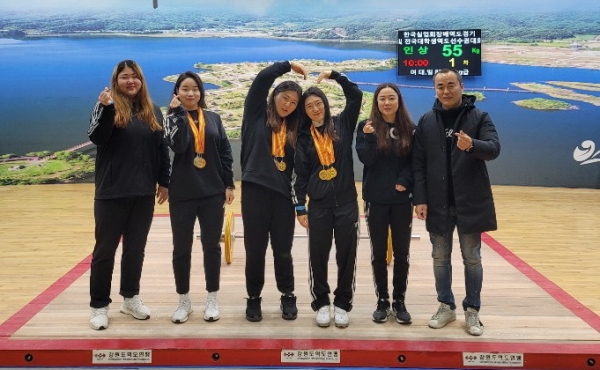 공주시청 역도팀(왼쪽부터 이은지,김지영,장현주,장은비,윤민희 선수,그리고 최재규 감독)