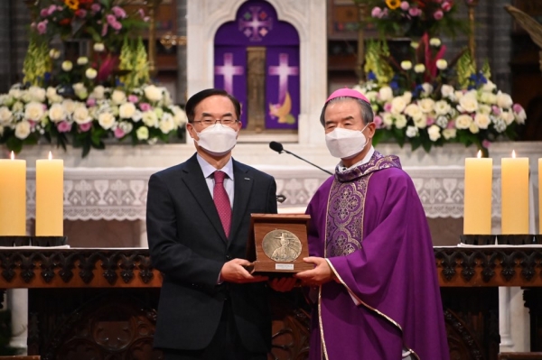 한국조폐공사는 2021년 김대건 신부 탄생 200주년 및 유네스코 세계기념인물 선정을 기념, 29일 명동대성당‘성 김대건 안드레아 신부님 탄생 200주년 희년 개막 행사’에서 기념메달을 출시하고 대형 동판을 증정했다. (사진 : 왼쪽 조용만 한국조폐공사 사장, 오른쪽 이용훈 한국천주교주교회의 의장(주교)