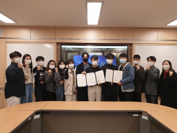 ‘2020 캠퍼스 특허 유니버시아드 대회’에서 입상한 한밭대학교 학생들이 전체 기념촬영을 하고 있다.