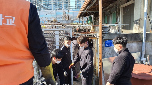 28일 오전 대전 서구 가수원동의 한 마을에서 목원대 교직원 동아리 회원과 재학생 등이 연탄을 나르고 있다.