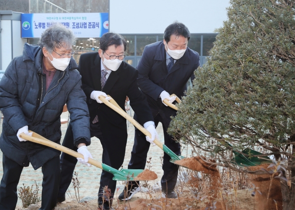 대한적십자 대전세종지사와 협업으로 추진한 ‘노루벌 적십자 생태원’ 준공식 개최 기념식수 모습