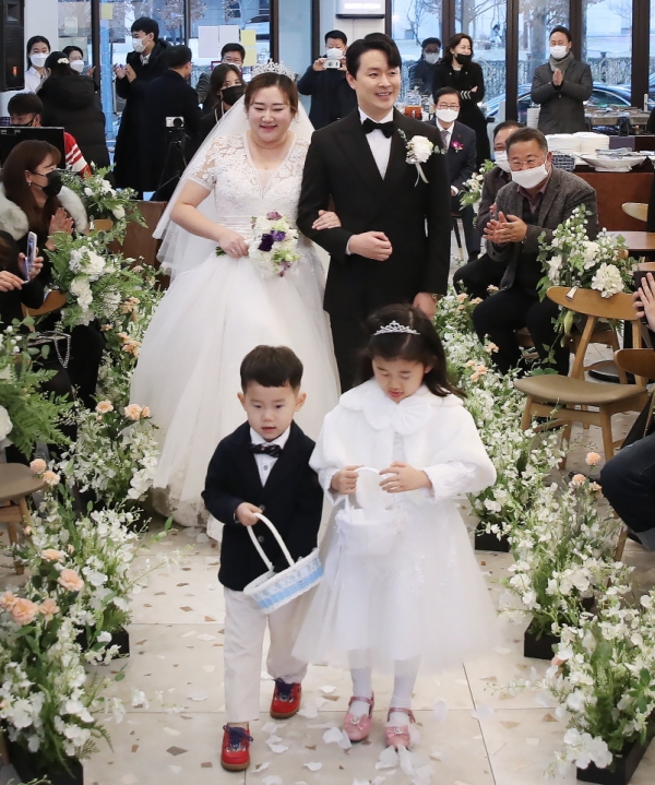 29일, 월평동 한 카페에서 신랑·신부와 하객 20여 명을 대상으로, “사랑의 결실, 작은 결혼식” 5호 커플 결혼식 진행 모습