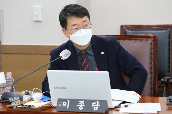 행정사무감사에서 질의하는 이종담 천안시의회 의원