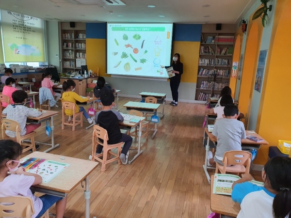 영인초등학교에서 건강한돌봄놀이터 프로그램을 진행하고 있다.