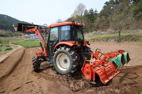 이원면 한 농가에서 농작업 지원을 하고 있는 모습.