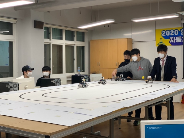 한밭대가 개최한「2020 한밭 미래 자동차 체험 캠프」에서 자율주행 키트 조립과 자율주행차 실습을 진행하고 있다.