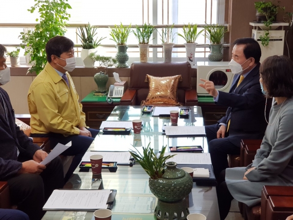 황명선 논산시장, 김지철 충남교육감과 수능장 점검 나서