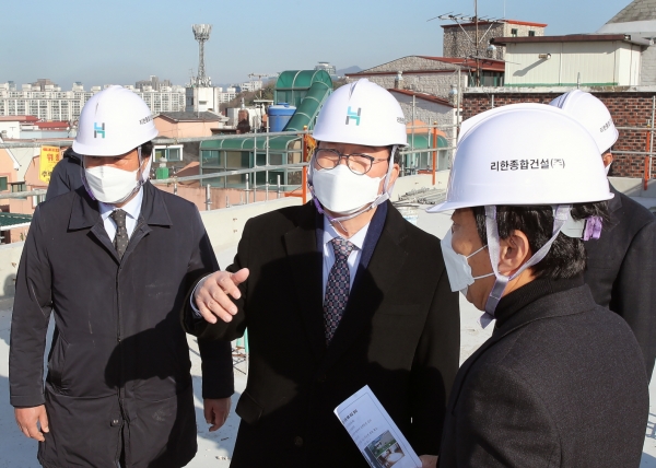장종태 서구청장, 갈마 노인복지관(어르신 청춘회관) 신축 현장 점검 모습