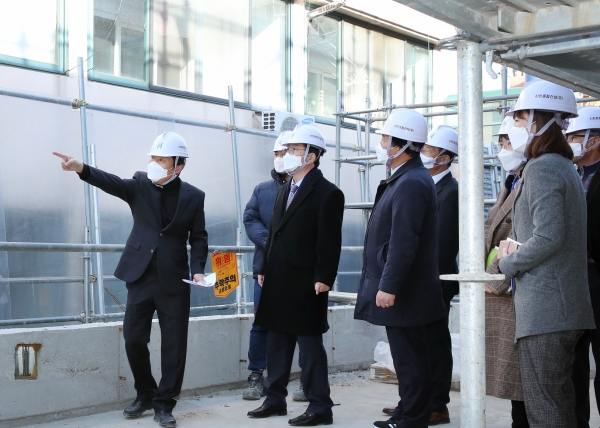 장종태 서구청장, 갈마 노인복지관(어르신 청춘회관) 신축 현장 점검 모습